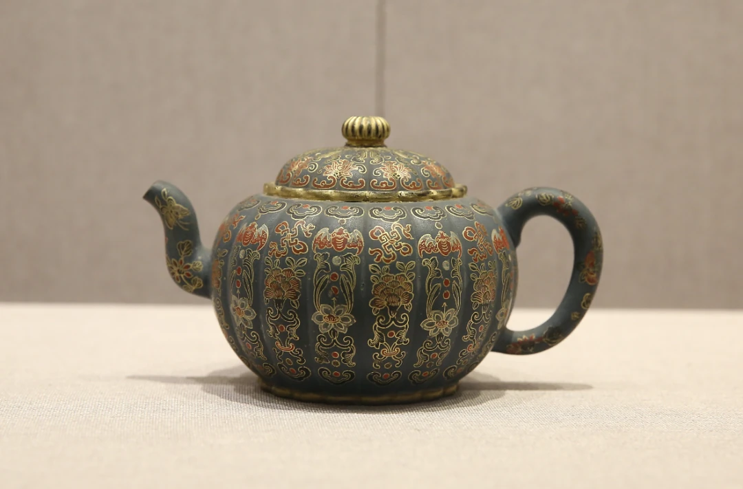 Yixing Evier en acier à nervures de la période Qianlong, avec des émailes de fond vert et une décoration en or
