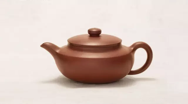 Low Hanbian teekanne mit einem breiten, abgerundeten Körper, einem domförmigen Deckel und einem kreisförmigen Griff