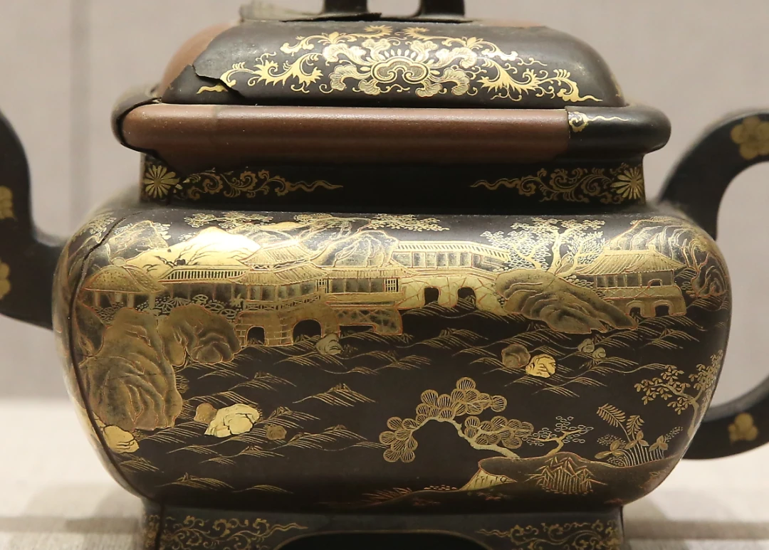 Pièce de près de pavillons peints en or et paysage sur une peinture noire à la laque Yixing théière