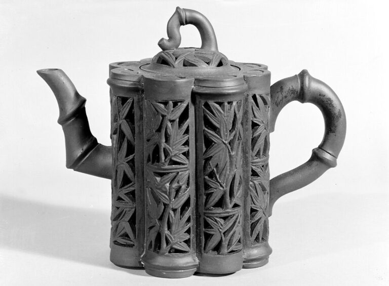 Nineteenth-century red stoneware Yixing teapot in The Metropolitan Museum of Art