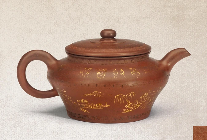 Paysage doré et inscriptions sur un fond brun Yixing théière avec des bords géométriques imprimés