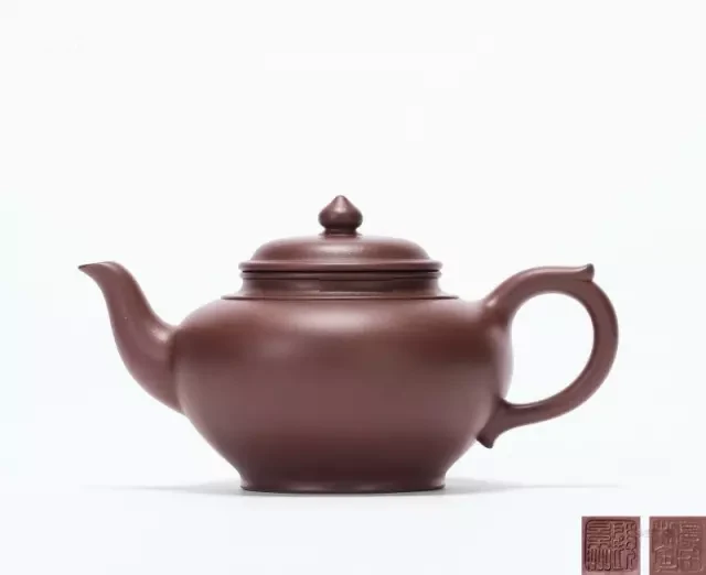Xiaoying teekanne mit breitem Schulterbereich, umrandetem Hals, spitzen Griff und gebogenen Griffstück