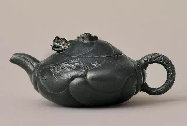 Dark Yuhualong teekanne mit wellenförmigen Körperabschnitten, Drachenrelief und einer skalaartigen Griffkappe