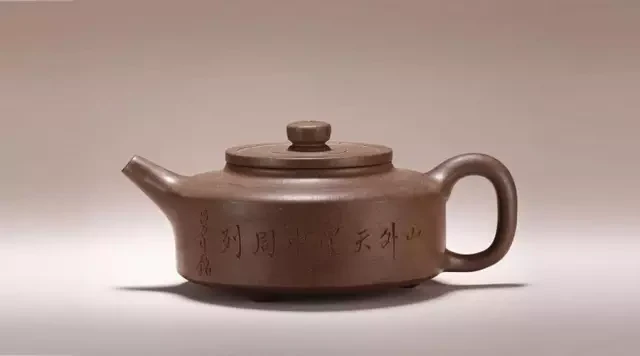 Low Zhoupan teekanne mit geraden Wänden, einem breiten, flachen Deckel und eingravierter Kalligraphie
