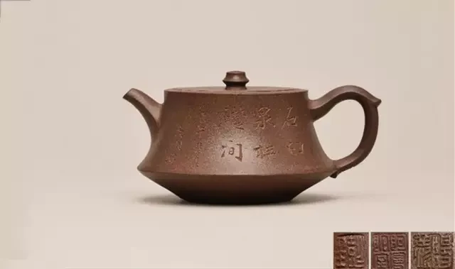 Zhuchu teekanne mit einem ausgestellten Unterkörper, flachem Deckel und abgerundeten, eckigen Griffen