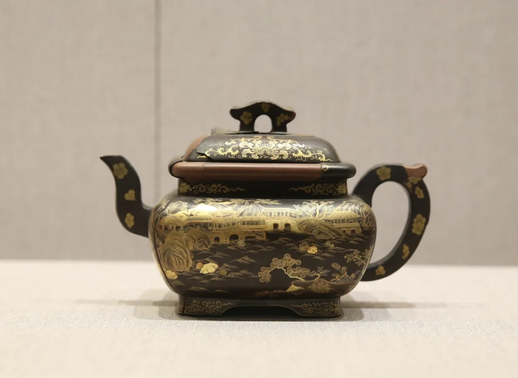 Table ronde de la période Yongzheng Yixing théière avec décoration de paysage noir et or