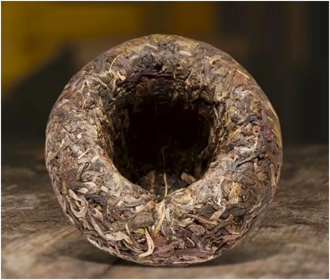 The hollow underside of a nest-shaped tuocha