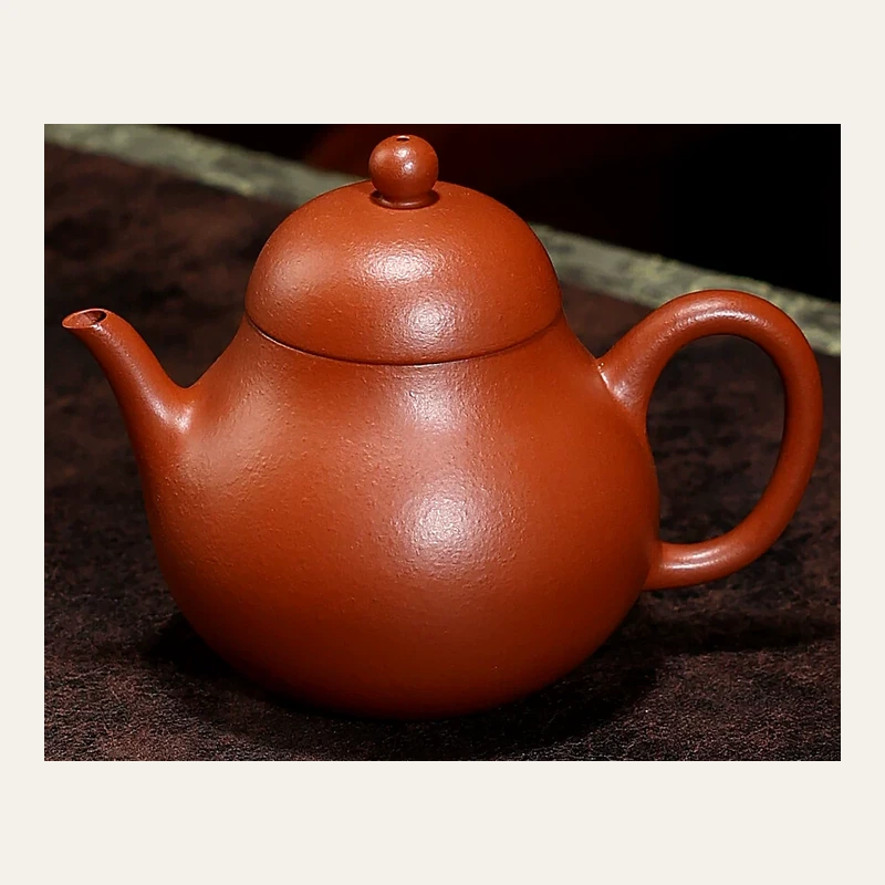 Front view of the Zhuni pear-shaped teapot with matching lid