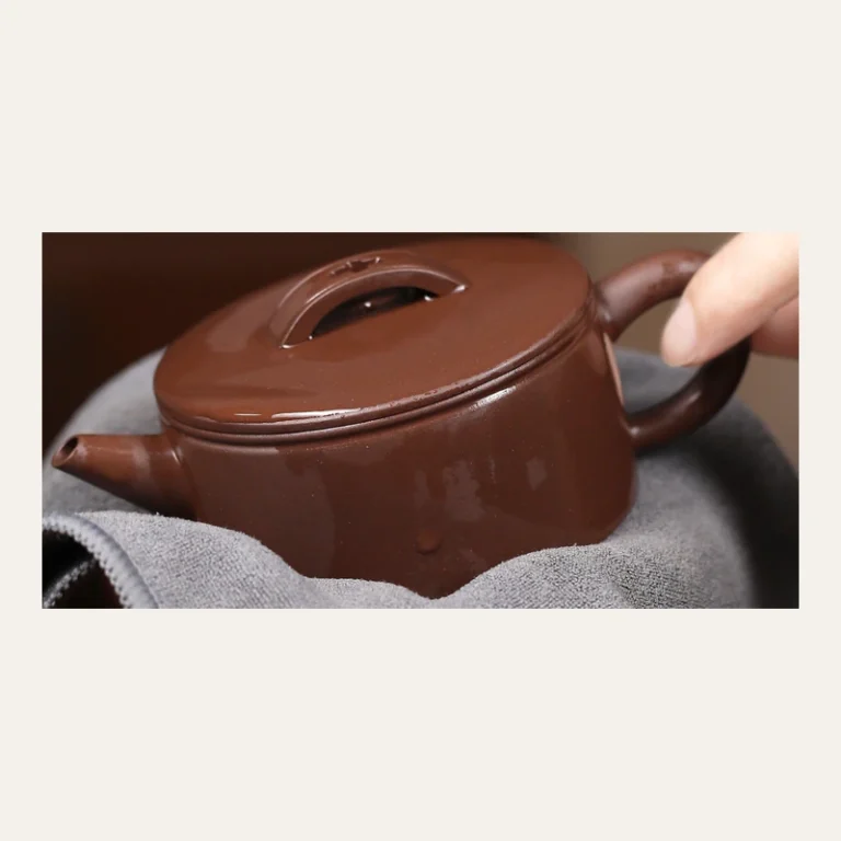 First view of the Zini Hanwa teapot with its broad lid and loop handle