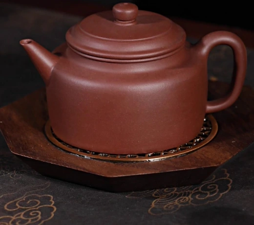 ジェンリウ 德鐘 茶壺 がティートレーに乗っている