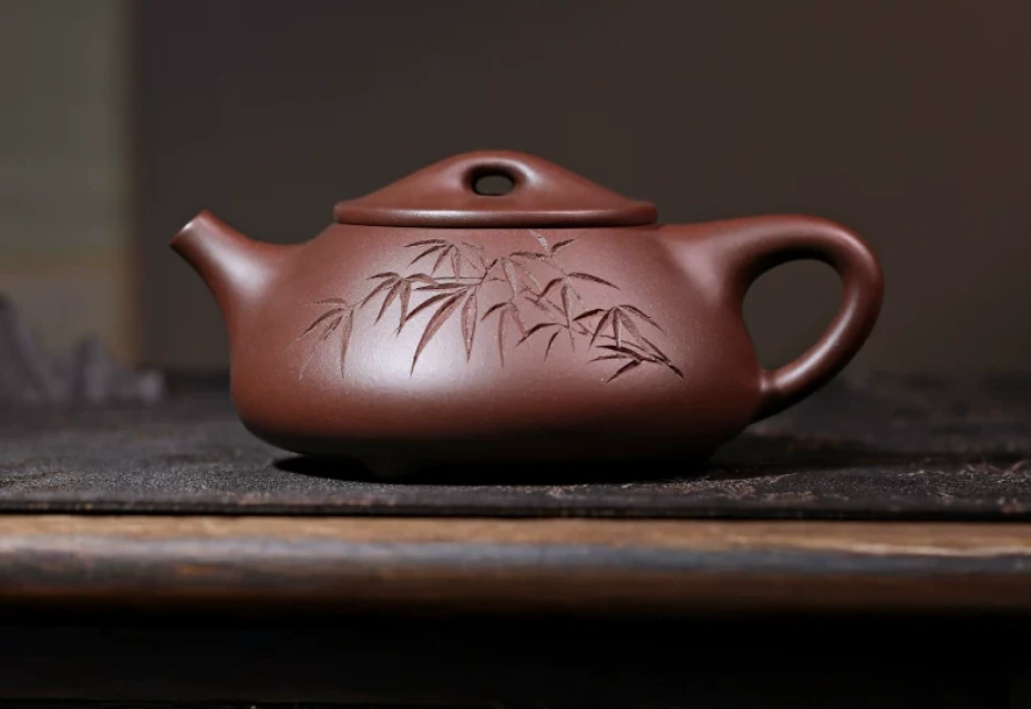 Low profile and bamboo decoration of the 230 mL Yixing teapot